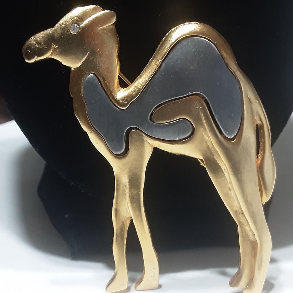 Vintage Camel goldtone and silvertone brooch Ultra